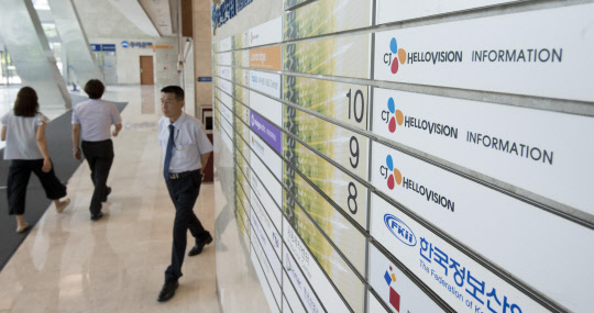 공정거래위원회가 SK텔레콤의 CJ헬로비전 인수합병을 최종 불허하면서 방송통신 시장에 후폭풍이 예고되고 있다. 특히 케이블TV 업계는 매각이 사실상 어려워지게 됐다며, 케이블TV 산업 보호와 유효 경쟁 정책을 정부가 마련해야 한다고 주장하고 있다. 8일 서울 상암동 CJ헬로비전 본사에서 직원들이 안내 표지판 앞을 지나가고 있다.  유동일기자 eddieyou@